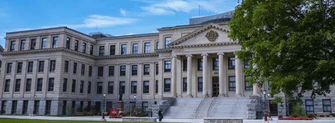 بهترین دانشگاه های داروسازی کانادا ۲۰۲۵